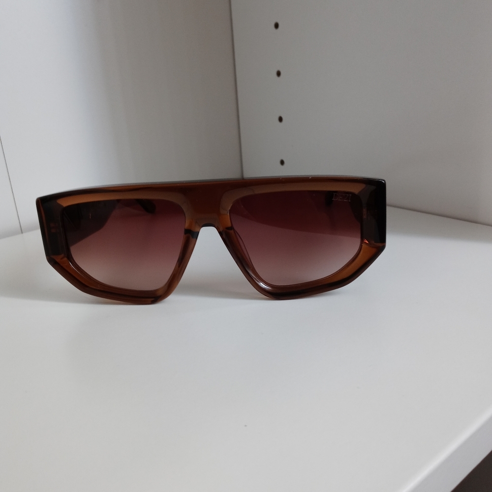 Dezi sunglasses in backtrack